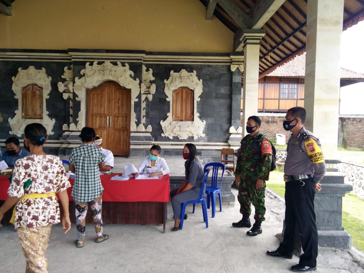 podiumnews.com-Babinsa Candi Kusuma Ingatkan Warga Patuhi Prokes Saat Penyaluran BLT Dana Desa 